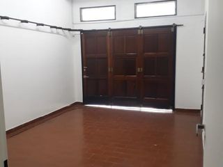 Foto 1 de Casa en venta - 4 dormitorios 2 baños - patio y parrilla - 180mts2 - Quilmes Oeste