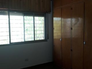 Foto 9 de Casa en venta - 4 dormitorios 2 baños - patio y parrilla - 180mts2 - Quilmes Oeste