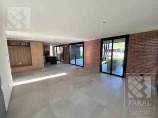 Foto 6 de Casa venta barrio privado Sauces del Limay, 3 dormitorios (suite), 4 baños y jardín con pileta