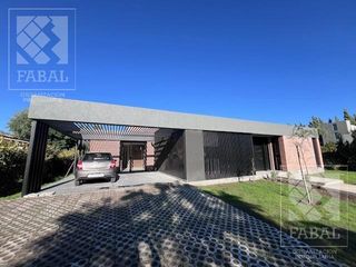 Foto 1 de Casa venta barrio privado Sauces del Limay, 3 dormitorios (suite), 4 baños y jardín con pileta