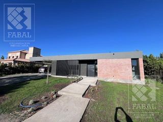 Foto 2 de Casa venta barrio privado Sauces del Limay, 3 dormitorios (suite), 4 baños y jardín con pileta