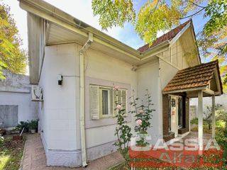 Foto 6 de CHALET INGLES EN ESQUINA, LOTE 231m2, DOS DORMITORIOS, JARDIN, GARAGE, CTO.ENCERES, BAULERA 2 BAÑOS