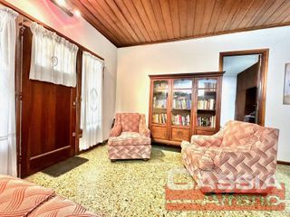 Foto 5 de CHALET INGLES EN ESQUINA, LOTE 231m2, DOS DORMITORIOS, JARDIN, GARAGE, CTO.ENCERES, BAULERA 2 BAÑOS