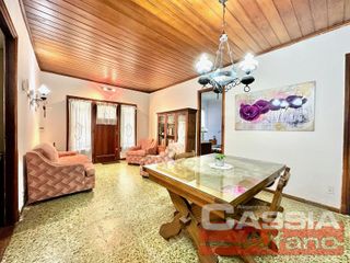 Foto 2 de CHALET INGLES EN ESQUINA, LOTE 231m2, DOS DORMITORIOS, JARDIN, GARAGE, CTO.ENCERES, BAULERA 2 BAÑOS