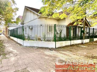 Foto 11 de CHALET INGLES EN ESQUINA, LOTE 231m2, DOS DORMITORIOS, JARDIN, GARAGE, CTO.ENCERES, BAULERA 2 BAÑOS