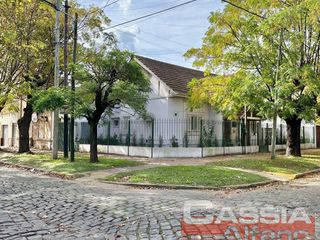 Foto 1 de CHALET INGLES EN ESQUINA, LOTE 231m2, DOS DORMITORIOS, JARDIN, GARAGE, CTO.ENCERES, BAULERA 2 BAÑOS