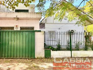 Foto 10 de CHALET INGLES EN ESQUINA, LOTE 231m2, DOS DORMITORIOS, JARDIN, GARAGE, CTO.ENCERES, BAULERA 2 BAÑOS