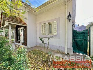 Foto 8 de CHALET INGLES EN ESQUINA, LOTE 231m2, DOS DORMITORIOS, JARDIN, GARAGE, CTO.ENCERES, BAULERA 2 BAÑOS