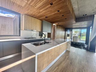 Foto 7 de Imponente Casa racionalista al lago en Lagos del Golf