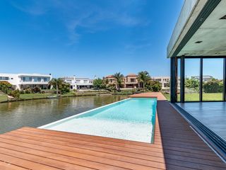 Foto 10 de Imponente Casa racionalista al lago en Lagos del Golf