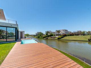 Foto 11 de Imponente Casa racionalista al lago en Lagos del Golf