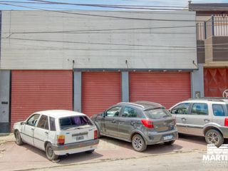 Foto 1 de Depósito y casa de 3 ambientes con patio terraza y cochera varios autos