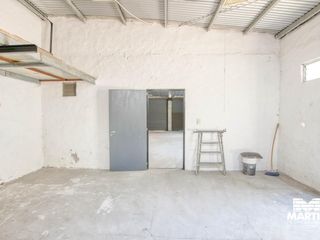 Foto 5 de Depósito y casa de 3 ambientes con patio terraza y cochera varios autos