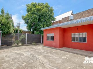 Foto 11 de Depósito y casa de 3 ambientes con patio terraza y cochera varios autos