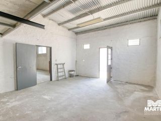 Foto 4 de Depósito y casa de 3 ambientes con patio terraza y cochera varios autos