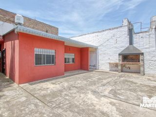 Foto 10 de Depósito y casa de 3 ambientes con patio terraza y cochera varios autos