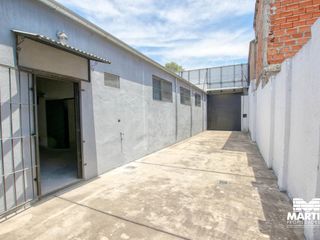 Foto 3 de Depósito y casa de 3 ambientes con patio terraza y cochera varios autos