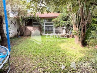Foto 2 de CHALET 4 AMB C/COCHERA- QUINCHO Y JARDIN. QUILMES OESTE