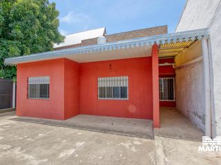 Foto 12 de Depósito y casa de 3 ambientes con patio terraza y cochera varios autos