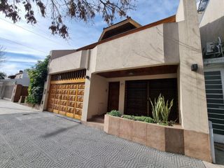 Foto 2 de VENDIDO !! CASA DE 4 AMB, JARDIN, PILETA, QUINCHO, COCHERA PARA 2 AUTOS - VILLA DEVOTO