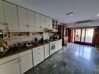 Foto 11 de VENDIDO !! CASA DE 4 AMB, JARDIN, PILETA, QUINCHO, COCHERA PARA 2 AUTOS - VILLA DEVOTO