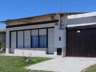 Foto 1 de Casa en venta - 3 Dormitorios 2 Baños - Cochera - 300Mts2 - Quequén, Necochea