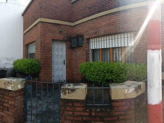 Foto 3 de Casa en venta - 3 dormitorios 2 baños - cochera - 200mts2- La Plata