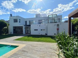 Foto 27 de Casa moderna frente a la laguna y próxima a acceso Bancalari