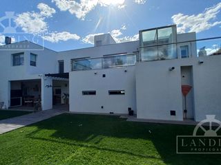 Foto 30 de Casa moderna frente a la laguna y próxima a acceso Bancalari