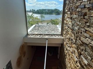 Foto 24 de Casa moderna frente a la laguna y próxima a acceso Bancalari