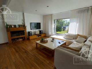 Foto 8 de Casa moderna frente a la laguna y próxima a acceso Bancalari