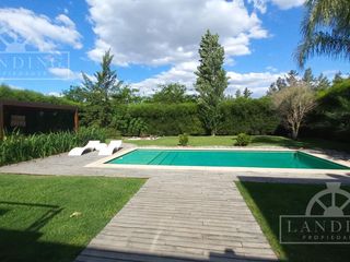 Foto 4 de Casa moderna frente a la laguna y próxima a acceso Bancalari