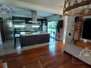 Foto 7 de Casa moderna frente a la laguna y próxima a acceso Bancalari