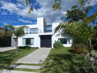 Foto 10 de Casa moderna frente a la laguna y próxima a acceso Bancalari