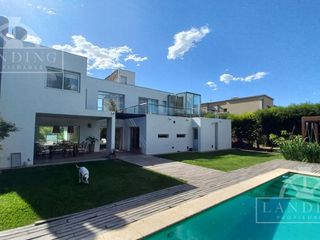 Foto 14 de Casa moderna frente a la laguna y próxima a acceso Bancalari