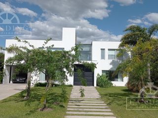 Foto 1 de Casa moderna frente a la laguna y próxima a acceso Bancalari