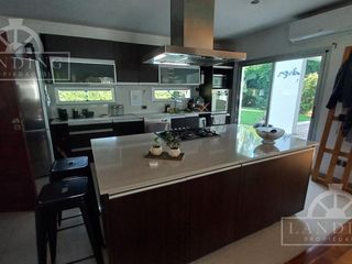 Foto 19 de Casa moderna frente a la laguna y próxima a acceso Bancalari