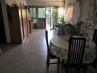 Foto 3 de Casas en venta - 6 dormitorios 3 baños - Cocheras - 150mts2 - Tolosa, La Plata