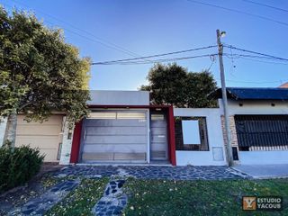 Foto 1 de Casa en venta - 2 dormitorios 1 baño - Cocheras - 162.23m2 - Villa Elvira, La Plata