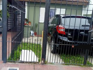 Foto 1 de Casa en venta - 2 dormitorios 1 baño - Cochera - 63 mts2 - Ringuelet