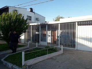 Foto 1 de Casa en venta - 2 dormitorios 1 baño - cochera - 200mts2 - Tolosa