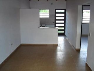 Foto 8 de Casa en venta - 2 dormitorios 1 baño - cochera - 150mts2 - Villa Elvira, La Plata