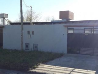Foto 1 de Casa en venta - 2 dormitorios 1 baño - cochera - 150mts2 - Villa Elvira, La Plata