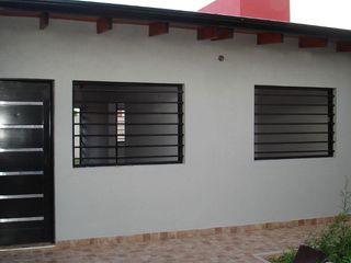Foto 2 de Casa en venta - 2 dormitorios 1 baño - cochera - 150mts2 - Villa Elvira, La Plata