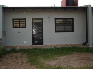 Foto 3 de Casa en venta - 2 dormitorios 1 baño - cochera - 150mts2 - Villa Elvira, La Plata