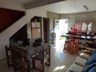 Foto 1 de Casa en venta - 2 dormitorios 2 baños - Cochera - 250mts2 - San Carlos, La Plata