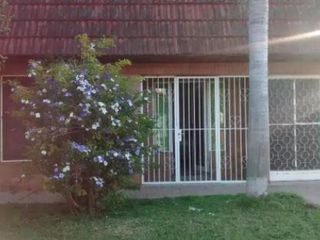 Foto 2 de Casa en venta - 2 dormitorios 1 baño - Galpón - Cochera - 220mts2 - La Plata