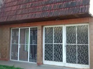 Foto 1 de Casa en venta - 2 dormitorios 1 baño - Galpón - Cochera - 220mts2 - La Plata