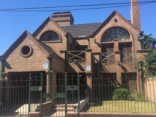 Foto 1 de VENTA DE EXCELENTE CASA DE 381 M2 CON PISCINA Y QUINCHO EN CENTRO DE PTE DERQUI - A REFACCIONAR