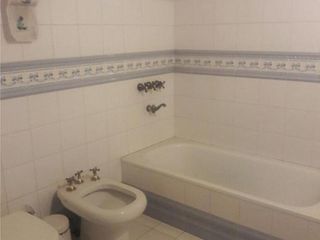 Foto 16 de VENTA DE EXCELENTE CASA DE 381 M2 CON PISCINA Y QUINCHO EN CENTRO DE PTE DERQUI - A REFACCIONAR
